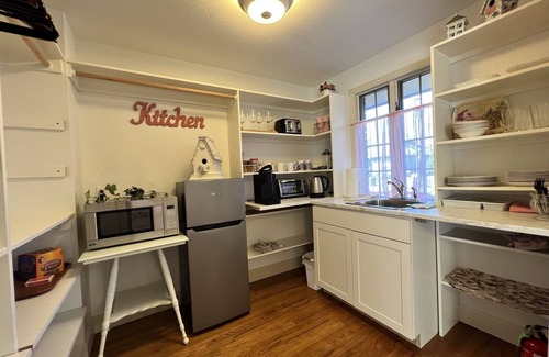 Harlow Casa | TUDOR COTTAGE SUITE - Autzen Stadium - PK Park - UO - Hayward Field