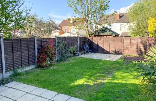 Gloucester Casa | Tudor Delightful House Central Gloucester By StayStaycations