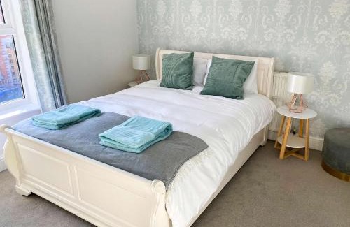 Gloucester Casa | Tudor Delightful House Central Gloucester By StayStaycations