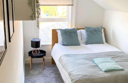 Gloucester Casa | Tudor Delightful House Central Gloucester By StayStaycations