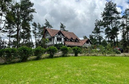 Cerro Azul Chalet De Esquí | Tudor Mountain Retreat