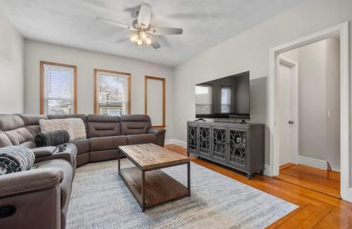 South Medford Casa | Tufts 3-Bed 2-Office Home with Laundry