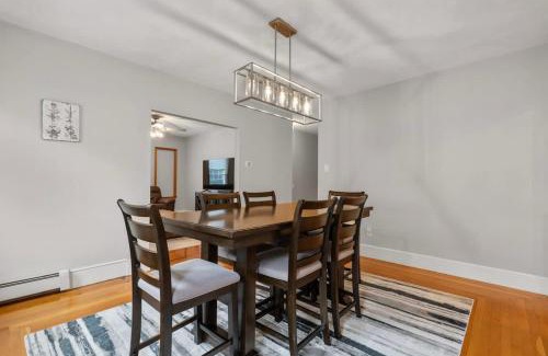 South Medford Casa | Tufts 3-Bed 2-Office Home with Laundry