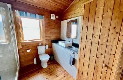 Ampney Crucis Casa | Tufty Lodge, Lake Pochard lodge 9