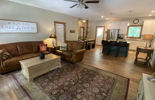Martin Casa | Tugaloo Tuck-In on Lake Hartwell, PRIVATE COVE & coverd dock, firepit, huge yard