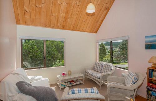 Onemana Casa | Tui's Grove - Onemana Holiday Home