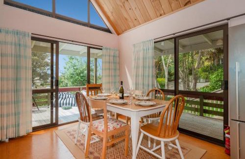Onemana Casa | Tui's Grove - Onemana Holiday Home