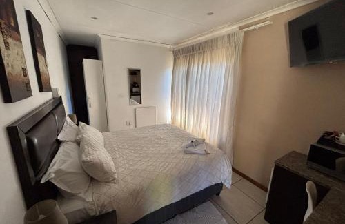 Brandwag Casa | Tukha Guesthouse