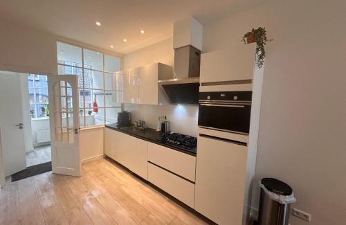 De Weteringschans Apartamento | Tulip House Luxury Apartment - Top Location - Rijksmuseum - Leidseplein AMSTERDAM Central 120 m2 ALL Private with kitchen