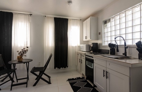 Tibbett's Turn Apartamento | Tulixx Onyx. Peaceful quiet, waterfront designer updated apartment.