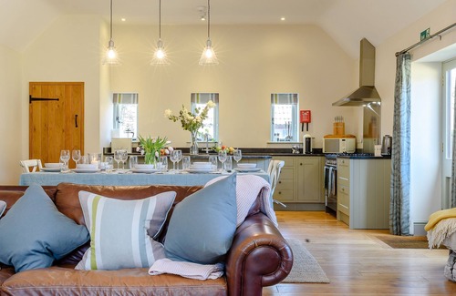 Dyrham Cabaña | Tull - sleeps 8 guests in 4 bedrooms