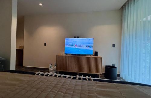 Playa Paraiso Apartamento | Tulum 2BR Jacuzzi Privado Lujo & Piscinas Humana 800m Playa
