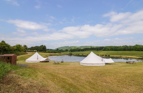 Great Witley Cabaña | TUMBLING TOM, pet friendly, with open fire in Great Witley