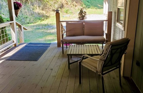 Elkins Cabina | Tunnel Mountain Getaways- Cozy Retreat with Scenic Views!