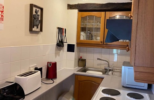 Cirencester Casa | Tupenny Cottage, Old Mill Farm, Cotswold Water Park