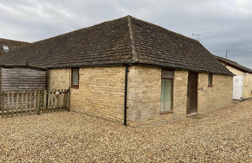 Cirencester Casa | Tupenny Cottage, Old Mill Farm, Cotswold Water Park