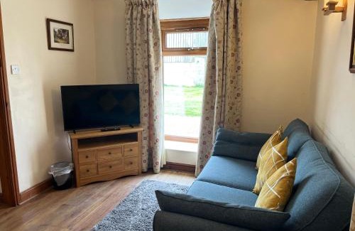 Cirencester Casa | Tupenny Cottage, Old Mill Farm, Cotswold Water Park