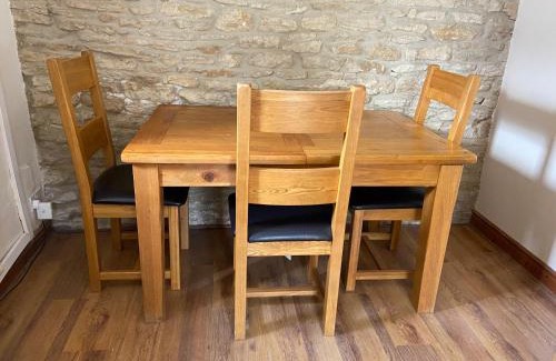 Cirencester Casa | Tupenny Cottage, Old Mill Farm, Cotswold Water Park