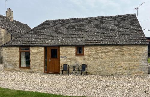 Cirencester Casa | Tupenny Cottage, Old Mill Farm, Cotswold Water Park