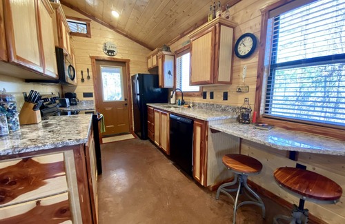 Hochatown Cabina | Turkey Creek - One Bedroom Couples Cabin With All The Amenities
