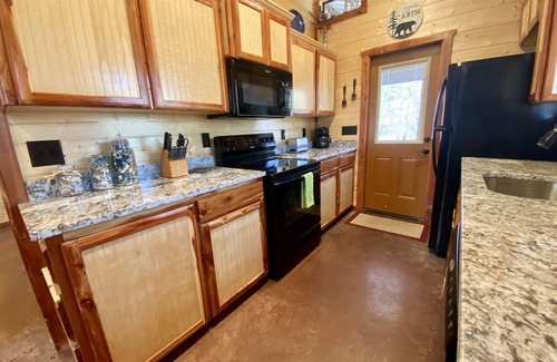 Hochatown Cabina | Turkey Creek - One Bedroom Couples Cabin With All The Amenities