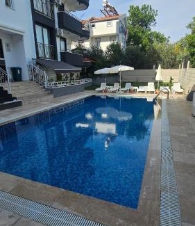 Kemer Mahallesi Apartamento | Turkuaz sitesi 2 odalı eşyalı ve havuzlu manzaralı kişi fiyatı değil oda fiyatı