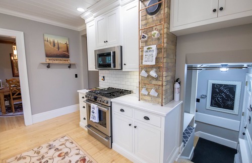 Two Rivers Casa | Turn of the Century Craftsman Home minutes to Downtown and the Beach