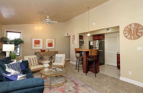 Oxford Condominio | Turnberry's Top-Floor by Apex Short Term Stays