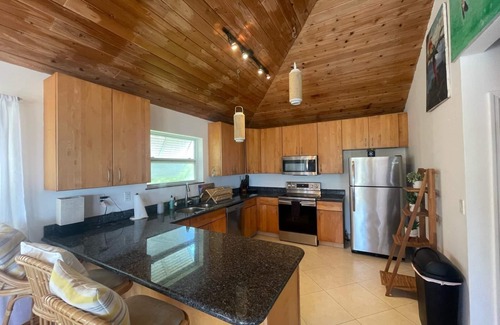 Dunmore Town Casa | Turning Tides - 5 bedroom house in Harbour Island with WiFi, AC and generator.