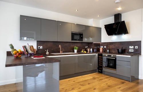 Portwrinkle Cabaña | Turnstone - Beach-side House with Terrace Hot Tub & Stunning Views