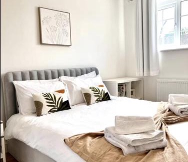 Bracknell Casa | Turquoise Tranquil- 3 Bed House