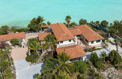 Ocean Point Villa | Turquoise Waterfront 5 Bedroom Rustic Villa