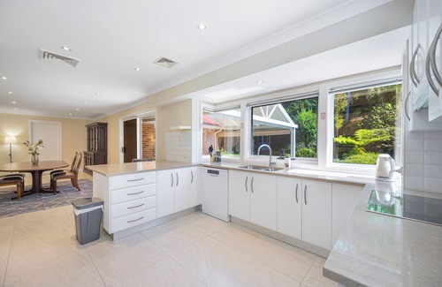 Turramurra Casa | Turramurra Spacious 6Br House close to Train/Parks