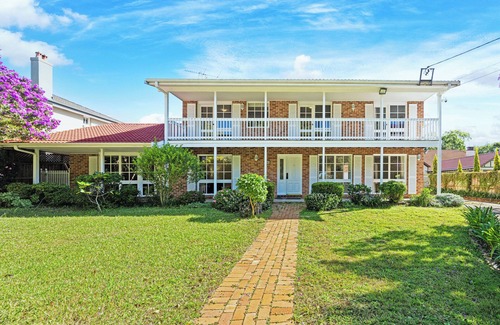 Turramurra Casa | Turramurra Spacious 6Br House close to Train/Parks