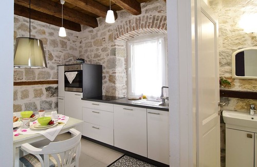 Kastel Kambelovac Apartamento | Turrium Heritage Apartment Seaside With Patio and Barbecue