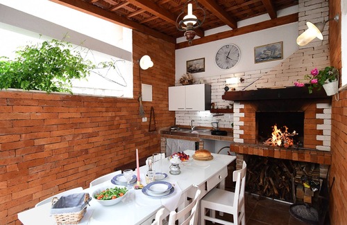 Kastel Kambelovac Apartamento | Turrium Heritage Apartment Seaside With Patio and Barbecue
