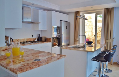 Kas Villa | VILLA DE LUJO TURTLE BAY, gran piscina infinita privada, capacidad para 8, moderno y hermoso