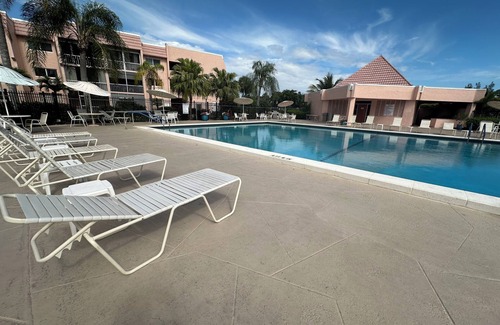 Central Naples Condominio | TURTLE LAKE 2BR/2BA - GOLF COURSE VIEW /RESORT STYLE AMENITIES /MINUTES TO BEACH