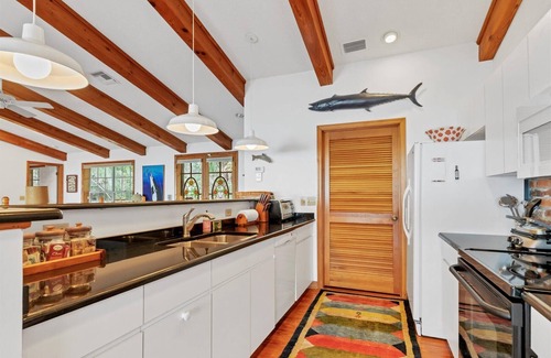 Englewood Casa | Turtle Nest - 3 bedroom Beachfront home located on canopy lined road of Manasota Key.