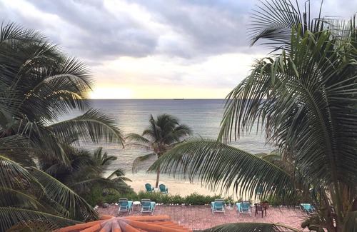 Bodden Town Apartamento | Apt completo con cocina, en la playa, ¡Alquiler de auto incluido! ¡Desde $ 799 / semana!