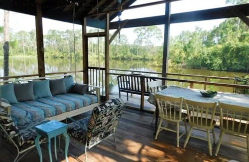 Apalachicola Cabina | Turtle Pond cabin in Apalachicola with WiFi, Pet Friendly, Couples Retreat