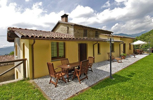 Pieve Fosciana Cabaña | Tuscan cottage with infinity pool, pizza oven, near restaurant on eco-farm