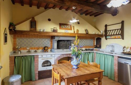 Castiglione di Garfagnana Casa | Tuscan Farmhouse in Castiglione di Garfagnana with Garden