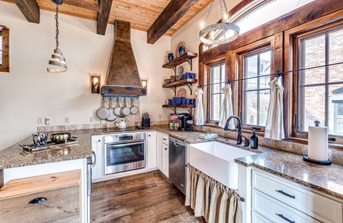 Eufaula Cabaña | Toscana sentir con chimenea al aire libre y cocinar.
