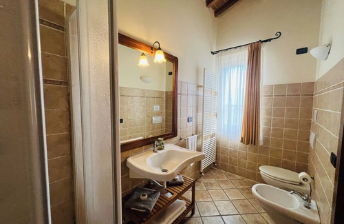 Pieve Santo Stefano Otro | Tuscan getaway: pool, lake view & warm family hospitality in organic farmhouse