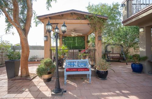Sunrise Manor Casa | Tuscan Oasis: Elegance with Comfort. King Bed.