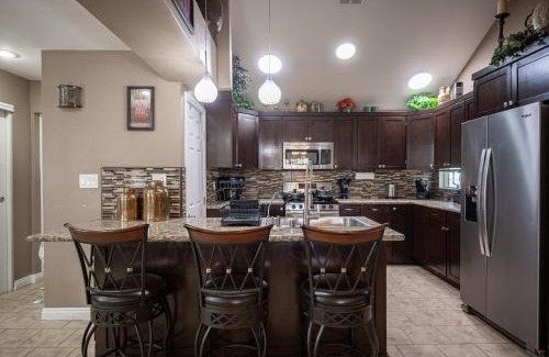 Sunrise Manor Casa | Tuscan Oasis: Elegance with Comfort. King Bed.