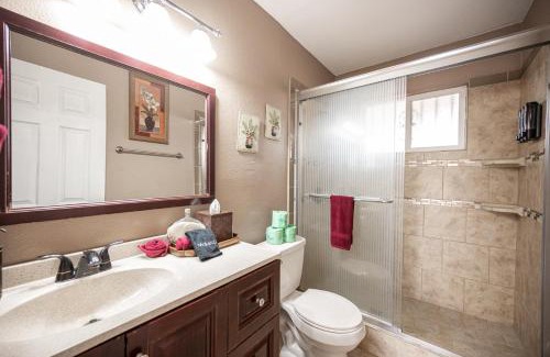 Sunrise Manor Casa | Tuscan Oasis: Elegance with Comfort. King Bed.