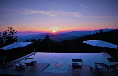 Pelago Casa | Villa toscana con piscina infinita de sal y jacuzzi climatizado con impresionantes vistas