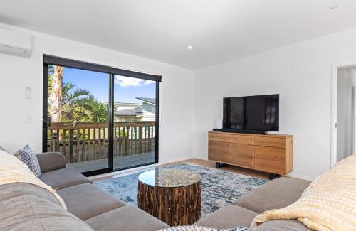 Ruakaka Casa | Tuturu Bliss - Ruakākā Holiday Home